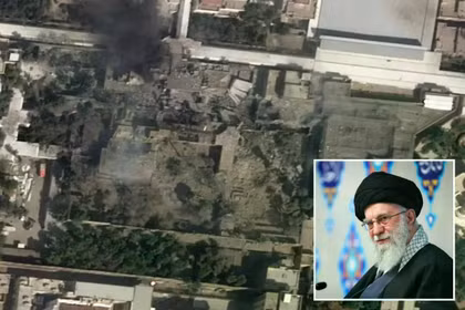 Lãnh tụ tối cao Iran Ayatollah Ali Khamenei và khu phức hợp bị tàn phá sau đòn không kích của Mỹ nhằm vào Tehran. Ảnh: NYPost.