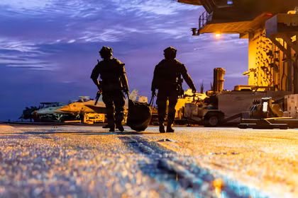 Tàu sân bay USS Gerald Ford bốc cháy giữa chiến sự, thủy thủ Mỹ kiệt sức sau đợt triển khai kỷ lục