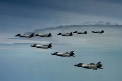 Máy bay F-35 Lightning II của Không quân Mỹ bay sát bên cạnh các máy bay F-35 của Hàn Quốc trong một cuộc tập trận trên Biển Hoàng Hải. Ảnh: Reuters.