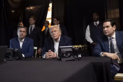 Bức ảnh do Tổng thống Mỹ Donald Trump đăng tải trên tài khoản Truth Social của ông cho thấy ông ngồi cạnh Giám đốc CIA John Ratcliffe và Ngoại trưởng Mỹ Marco Rubio khi họ theo dõi chiến dịch quân sự của Mỹ tại Venezuela từ khu nghỉ dưỡng Mar-a-Lago của ông ở Palm Beach, Florida, Mỹ, ngày 3/1. Ảnh: Reuters.