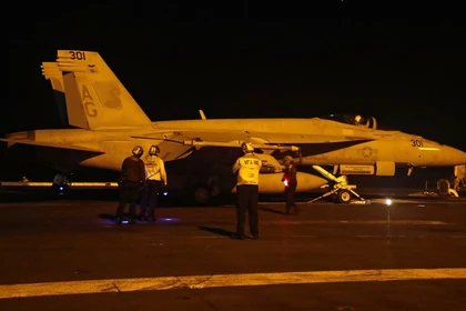 Một chiếc máy bay F/A-18E Super Hornet của Mỹ đang chuẩn bị cất cánh từ sàn đáp của tàu sân bay USS Abraham Lincoln. Ảnh: Getty.