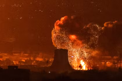 Các cuộc tấn công gần tháp Azadi, gần sân bay quốc tế Mehrabad của Tehran vào tối 7/3. Ảnh: AFP.