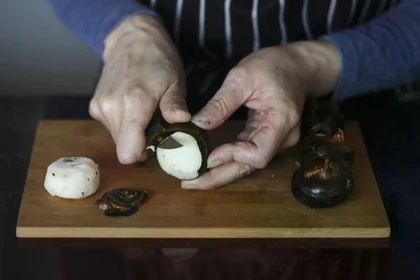 Củ năng, một nguyên liệu đa năng được mệnh danh là “móng ngựa”, nổi tiếng với độ giòn và ý nghĩa may mắn trong các món ăn Tết Nguyên đán. Ảnh: SCMP.