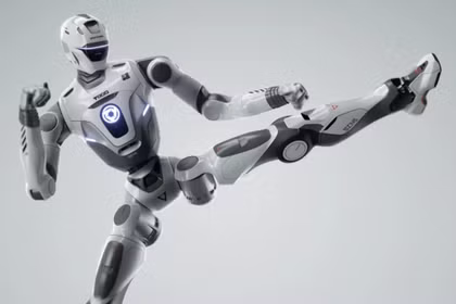 Robot hình người T800 của EngineAI Robotics có khả năng tung ra những cú đá xoay vòng kiểu Lý Tiểu Long với lực rất mạnh. Ảnh: SCMP.