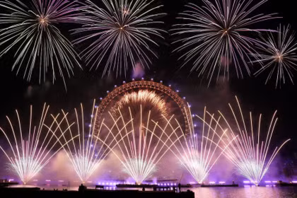 Pháo hoa rực rỡ trên vòng đu quay London Eye để đánh dấu lễ đón năm mới, tại London, Anh, ngày 1/1. Ảnh: Reuters.