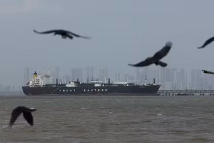 Tàu Jag Vasant vận chuyển khí dầu mỏ hóa lỏng sau khi đi qua eo biển Hormuz. Ảnh: Reuters.