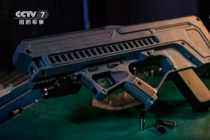 Khẩu súng điện từ cầm tay xuất hiện trên kênh truyền hình nhà nước Trung Quốc. Ảnh: CCTV.