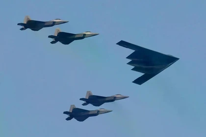 Một máy bay ném bom tàng hình B-2 Spirit của Northrop Grumman được hộ tống bởi 4 máy bay chiến đấu F-35. Ảnh: Getty.
