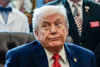 Tổng thống Mỹ Donald Trump theo dõi lế ký sắc lệnh hành pháp mới tại Phòng Bầu dục ở Nhà Trắng tại Washington, D.C., Mỹ, ngày 18/12. Ảnh: Reuters.