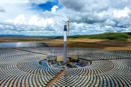 Một nhà máy nhiệt điện mặt trời dạng tháp công suất 100 MW tại huyện Amdo, thành phố Nagqu, Khu tự trị Tây Tạng, tây nam Trung Quốc. Ảnh: People's Daily.
