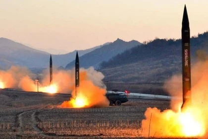 Tên lửa đạn đạo tầm trung Hwasong-7 của Triều Tiên được phóng thử nghiệm. Ảnh: MW.