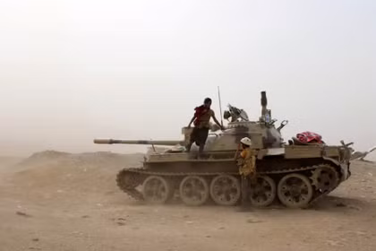 Các thành viên của lực lượng ly khai miền Nam Yemen được UAE hậu thuẫn đứng cạnh một chiếc xe tăng trong các cuộc đụng độ với lực lượng chính phủ ở Aden, Yemen, ngày 10/8/2019. Ảnh: Reuters.