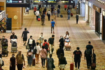 Hành khách đi bộ qua khu vực quá cảnh của Sân bay Quốc tế Changi ở Singapore. Ảnh: AFP.