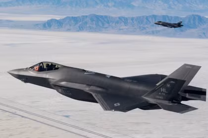 Đội hình máy bay F-35 Lightning II thuộc Phi đoàn tiêm kích 388 và 419 trong một cuộc tập trận tại trường bắn Utah Test and Training Range, ngày 19/11/2018. Ảnh: IE.