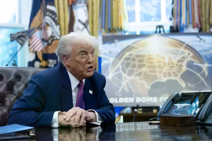 Tổng thống Mỹ Donald Trump công bố chương trình lá chắn phòng thủ tên lửa Golden Dome tại Nhà Trắng vào tháng 5/2025. Ảnh: EPA.