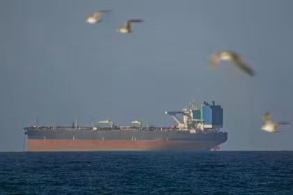 Một con tàu chờ đi qua eo biển Hormuz sau thỏa thuận ngừng bắn kéo dài 2 tuần giữa Mỹ và Iran, với điều kiện là eo biển phải được mở cửa. Ảnh: Anadolu.