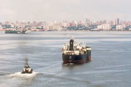 Một tàu chở dầu đang di chuyển trên hồ Maracaibo, thuộc tỉnh Cabimas, Venezuela ngày 14/10/2022. Ảnh: Reuters.