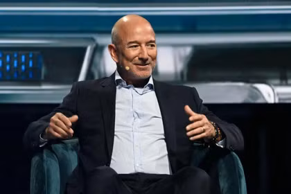 Công ty vũ trụ Blue Origin của Jeff Bezos dự định triển khai 5.408 vệ tinh vào không gian từ cuối năm 2027. Ảnh: AFP.