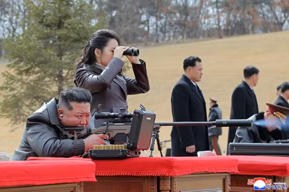 Hình ảnh được công bố vào ngày 28/2 cho thấy nhà lãnh đạo Triều Tiên Kim Jong-un ngồi trong cuộc gặp gỡ với các quan chức cấp cao và các chỉ huy quân sự, cùng với con gái Kim Ju-ae, tại Bình Nhưỡng, Triều Tiên. Ảnh: KCNA.