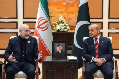 Thủ tướng Pakistan Shehbaz Sharif gặp gỡ Chủ tịch Quốc hội Iran Mohammad Bagher Ghalibaf, trong bối cảnh các phái đoàn từ Mỹ và Iran đàm phán hòa bình tại Islamabad, Pakistan ngày 11/4. Ảnh: Reuters.