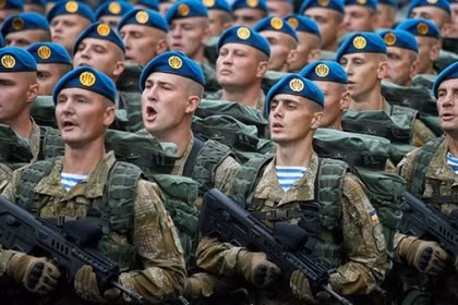 Binh sĩ Ukraine diễu binh. Ảnh: MW.