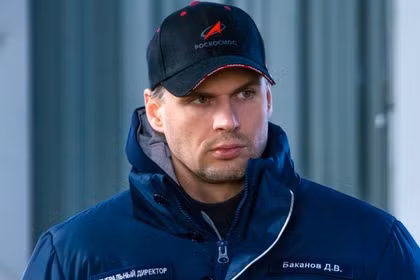 Giám đốc Roscosmos, ông Dmitry Bakanov, tham quan sân bay vũ trụ Vostochny ở Vùng Amur của Nga. Ảnh: RT.