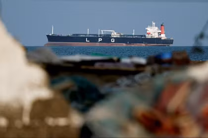 Một tàu chở khí đang neo đậu do giao thông giảm ở eo biển Hormuz, trong bối cảnh xung đột giữa Mỹ và Israel với Iran, tại Shinas, Oman ngày 11/3. Ảnh: Reuters.
