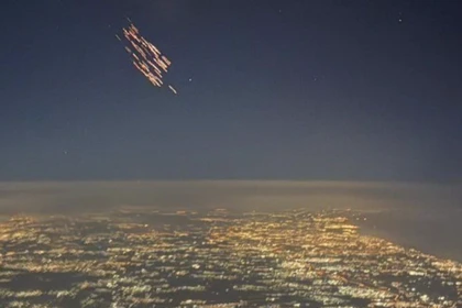 Phi công Israel quay lại cảnh các đầu đạn con từ tên lửa đa đầu đạn của Iran rơi xuống Israel. Ảnh: MW.