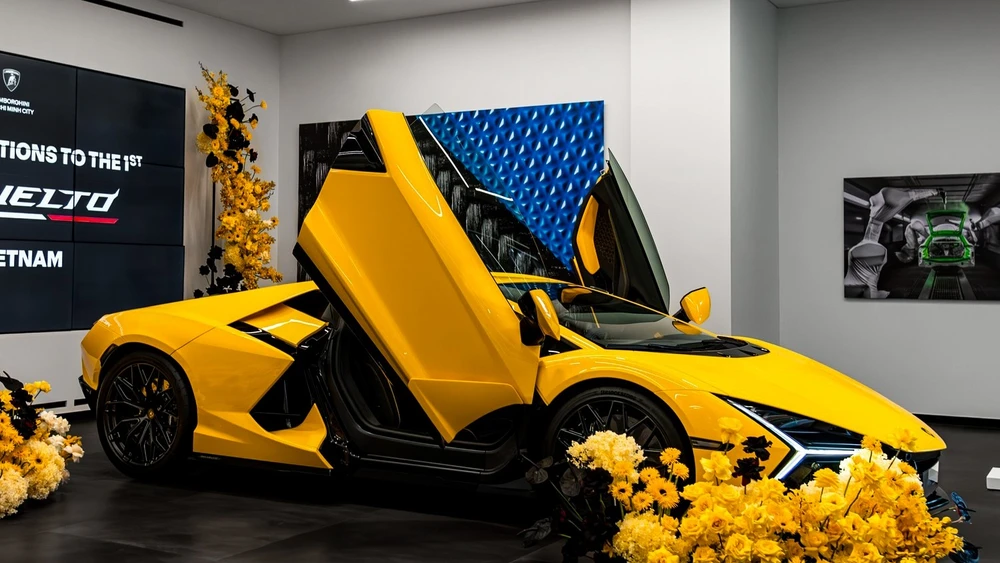 Siêu xe Lamborghini Revuelto giá 44 tỷ đồng đầu tiên về Việt Nam