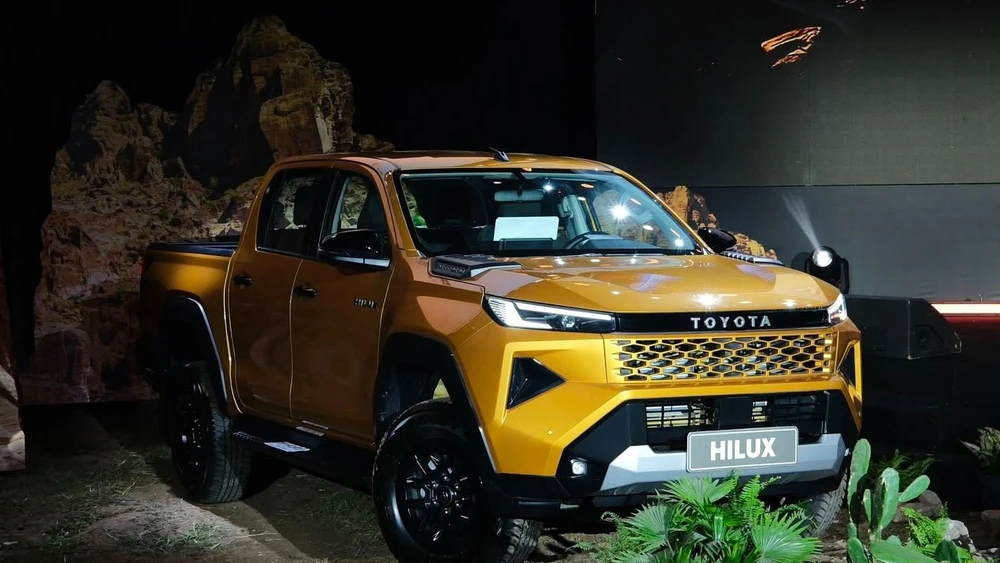 Khách mua Toyota Hilux Trailhunter màu cam có thể phải chờ tới tháng 5 mới nhận xe. Ảnh: Tùng Trịnh.