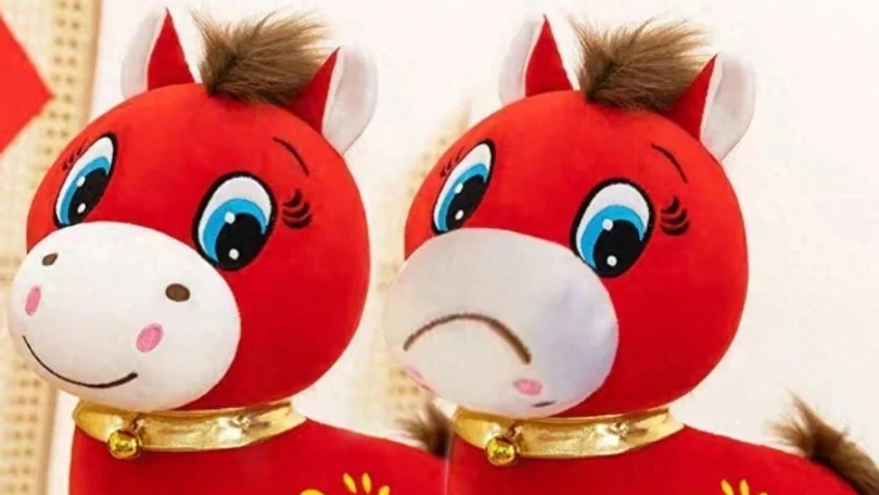 Sản phẩm thiết kế "ngựa cười" (trái) do thợ may nhầm thành "ngựa khóc" (phải), không ngờ lại thành sản phẩm bán chạy. Ảnh: Singtao.