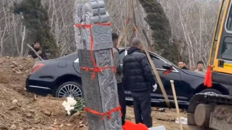 Chiếc xe trị giá hơn 4 tỷ đồng đang được hạ huyệt. Ảnh: Sohu.