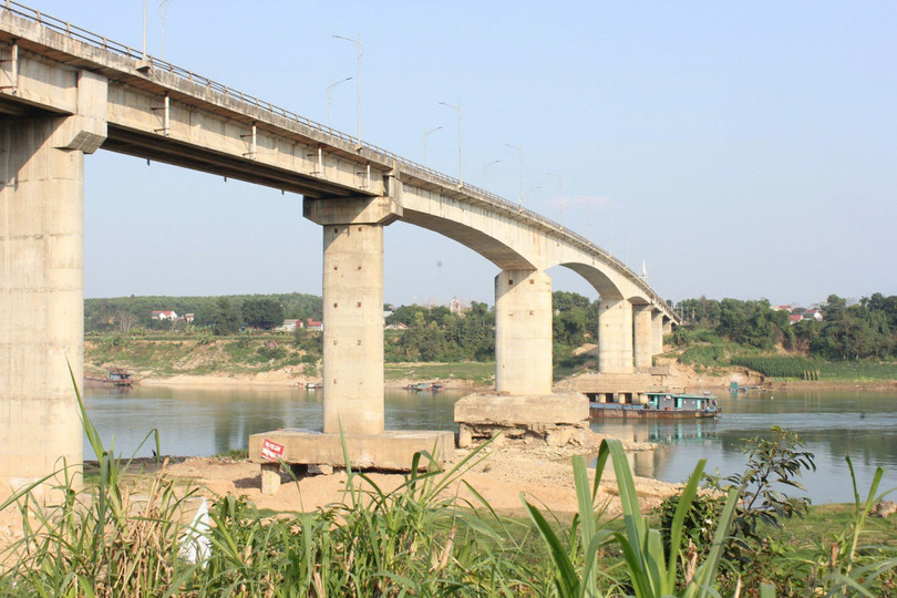 Thủ tướng yêu cầu làm cầu phao qua sông Lô trong 2 ngày
