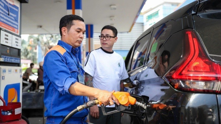 Bộ Chính trị giao Ban Thường vụ Đảng ủy Chính phủ chỉ đạo các cơ quan bám sát, dự báo tình hình, diễn biến cung cầu và giá cả xăng dầu thế giới để chủ động, xây dựng kịch bản ứng phó hiệu quả. Ảnh minh họa. 