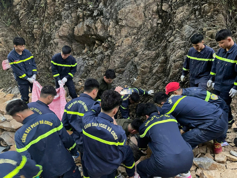 Lực lượng chức năng đang cứu nạn tại hiện trường. Ảnh: Công an Phú Thọ.