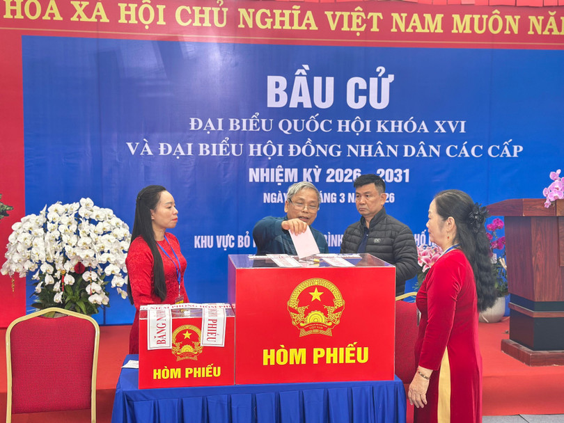 Cử tri bỏ phiếu tại khu vực bỏ phiếu số 3 xã Bình Minh, TP Hà Nội sáng 15/3. Ảnh: Xuân Lực