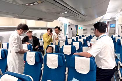 Vietnam Airlines phối hợp cùng các bác sĩ có mặt trên chuyến bay cấp cứu kịp thời, hỗ trợ và xử lý chuyên nghiệp
