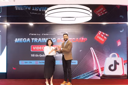 Đại diện VietinBank nhận kỷ niệm chương từ TikTokShop