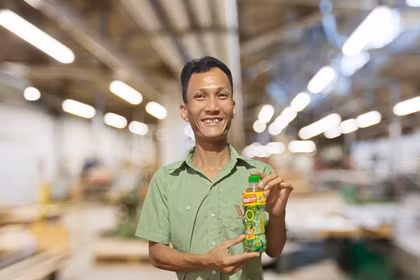 Vì sao ngày càng nhiều người xé nhãn chai nước ngay sau khi uống?