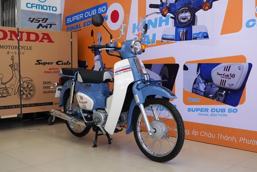 Super Cub 50 Final Edition mang phối màu trắng xanh, gợi nhớ đến những thế hệ đầu tiên của mẫu xe này ở thập niên 1950 - 1960. Ảnh: Võ Motor.