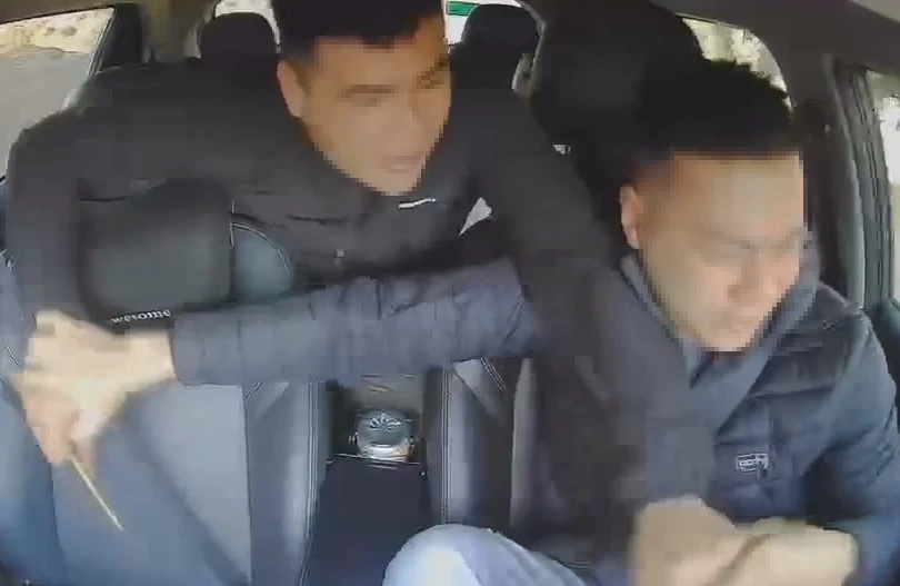 Rùng mình với clip tài xế đang lái ô tô bị khách tấn công liên tiếp vào mặt