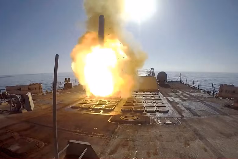 Mỹ không kích Iran ngày thứ 9 liên tiếp, eo biển Hormuz rung chuyển vì 2 tàu chở dầu phát nổ