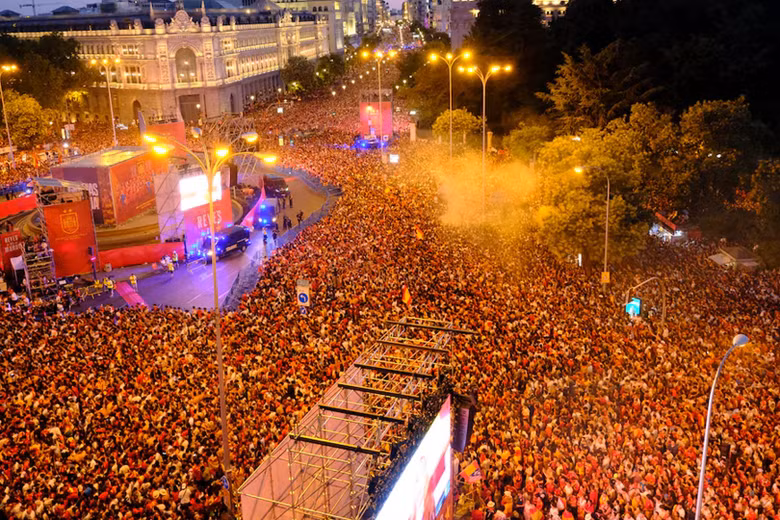 “Biển người” đổ ra đường phố nhảy múa, ăn mừng Tây Ban Nha vô địch World Cup lần 2