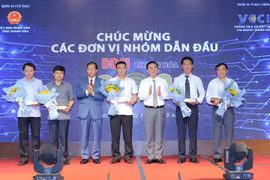  Bí thư tỉnh ủy Thanh Hóa Đỗ Trọng Hưng (thứ 3 từ phải qua) chúc mừng các đơn vị nhóm đầu