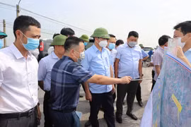  Chủ tịch tỉnh Thanh Hóa Đỗ Minh Tuấn (đội mũ hàng trước) kiểm tra dự án xây dựng tuyến đường ven biển (đoạn từ huyện Hậu Lộc đến huyện Nga Sơn)