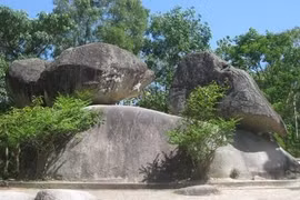 Hòn trống mái trên núi Trường Lệ Sầm Sơn