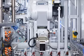 Robot Daisy của Apple đang tiến hành tháo rời iPhone để có thể tái chế lại 14 khoáng chất. Ảnh: Gadgets.NDTV