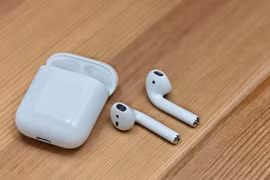 Apple AirPods. Ảnh: Forbes
