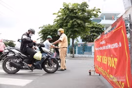 TP.HCM: Quét mã QR tại các các trạm kiểm soát để tránh ùn ứ