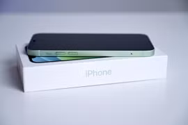 Apple tiết kiệm được bao nhiêu tiền khi bỏ sạc, tai nghe